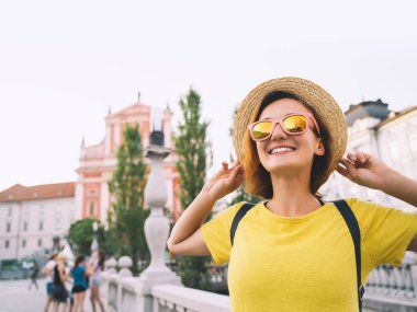 Yazın, Ljubljana Eski Kasabası 'nın merkez meydanında güneş gözlüklü, gülümseyen genç bir kız. Şehir mimarisinin arka planındaki kadın turist. Ljubljana 'da yaşıyor. Slovenya, Avrupa 'da seyahat veya eğitim.