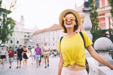 Yazın, Ljubljana Eski Kasabası 'nın merkez meydanında güneş gözlüklü, gülümseyen genç bir kız. Şehir mimarisinin arka planındaki kadın turist. Ljubljana 'da yaşıyor. Slovenya, Avrupa 'da seyahat veya eğitim.