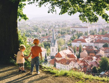 Ljubljana, Slovenya, Avrupa 'nın arka planındaki küçük çocuklar. Aile açık havada