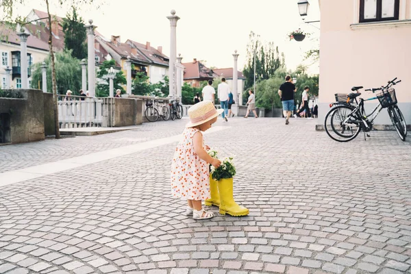 Menina Bonito Vestido Andando Cidade Europeia Primavera Horário Verão Bela — Fotografia de Stock