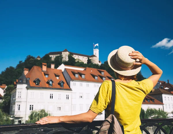 Pohled Zezadu Mladou Dívku Která Dívá Hrad Lublani Létě Žena — Stock fotografie