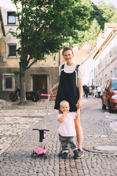 Молодая Мать Маленькой Дочерью Проводит Время Старом Городе Любляна Словения — стоковое фото