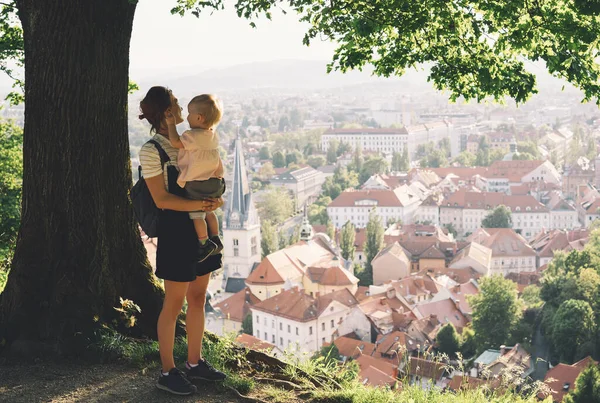 Familia Con Antecedentes Liubliana Eslovenia Europa Mujer Con Niña Mira — Foto de Stock