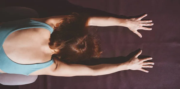 Joven Hermosa Mujer Practicando Yoga Suelo Cerca Casa Madera Azul — Foto de Stock