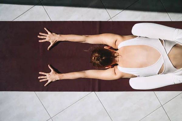 Mujer Joven Practicando Yoga Estera Yoga Interiores Chica Meditando Haciendo — Foto de Stock