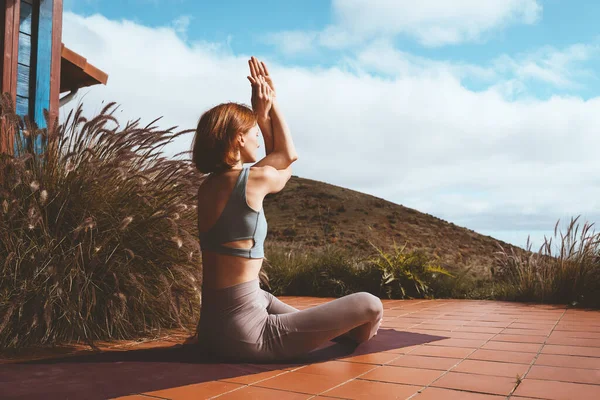 Belle Fille Méditant Faisant Exercice Respiration Relaxante Sur Terrasse Maison — Photo