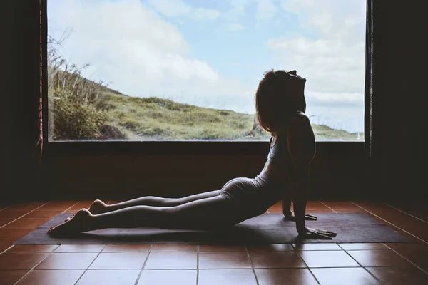 Silueta Mujer Joven Practicando Yoga Interior Sobre Fondo Gran Ventana — Foto de Stock