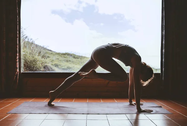 Silueta Mujer Joven Practicando Yoga Interior Sobre Fondo Gran Ventana — Foto de Stock