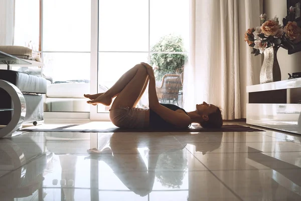 Evde Yoga Yapan Genç Bir Kadın Güzel Bir Kız Meditasyon — Stok fotoğraf