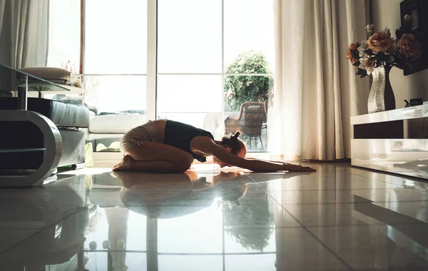 Giovane Donna Che Pratica Yoga Casa Bella Ragazza Meditando Facendo — Foto Stock