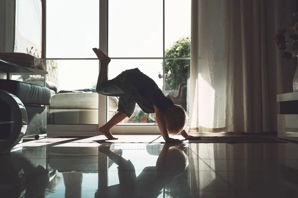 Niño Yogui Está Practicando Yoga Interior Niños Edad Preescolar Meditando — Foto de Stock