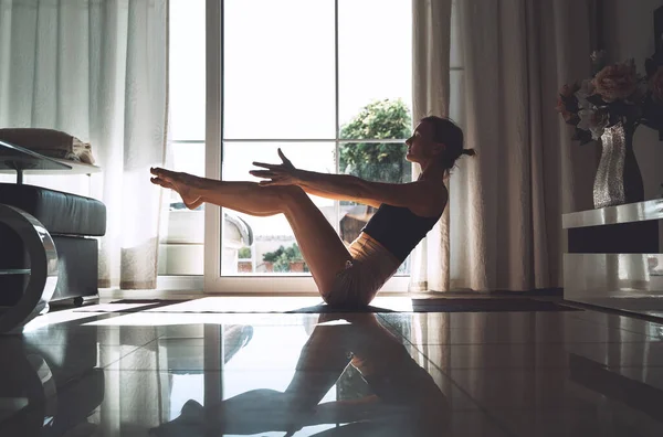 Mujer Joven Practicando Yoga Interiores Hermosa Chica Meditando Haciendo Yoga — Foto de Stock
