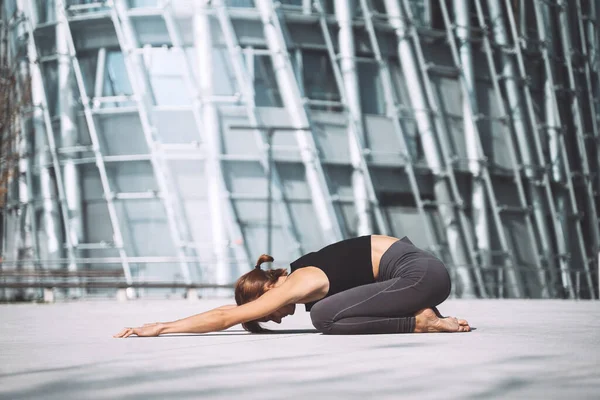 Yoga Meditación Ciudad Moderna Vista Posterior Mujer Meditando Haciendo Ejercicio — Foto de Stock