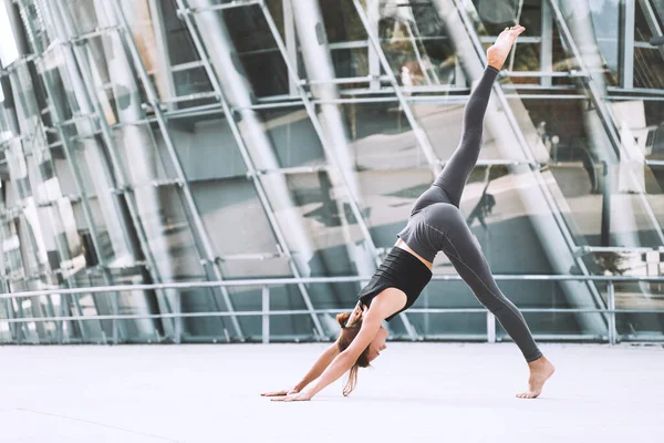 Hermosa Mujer Haciendo Ejercicios Yoga Estiramiento Fuera Ciudad Jovencita Practicando — Foto de Stock