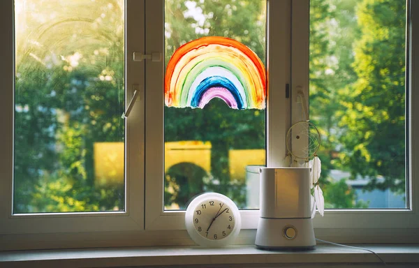 窓に虹を描く ガラスに絵具で描かれた虹は 多くの意味の象徴です — ストック写真