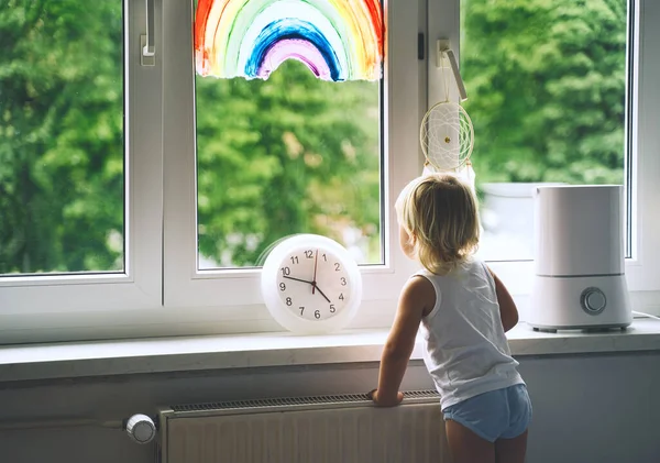 Маленькая Девочка Смотрит Окно Весеннее Время Симпатичный Ребенок Фоне Рисования — стоковое фото