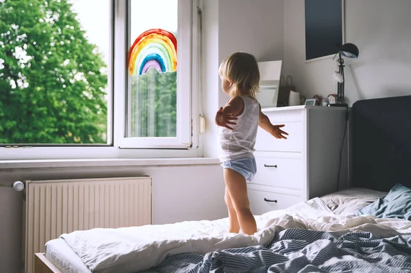 Sød Lille Pige Har Det Sjovt Tid Hoppe Sengen Baggrund - Stock-foto