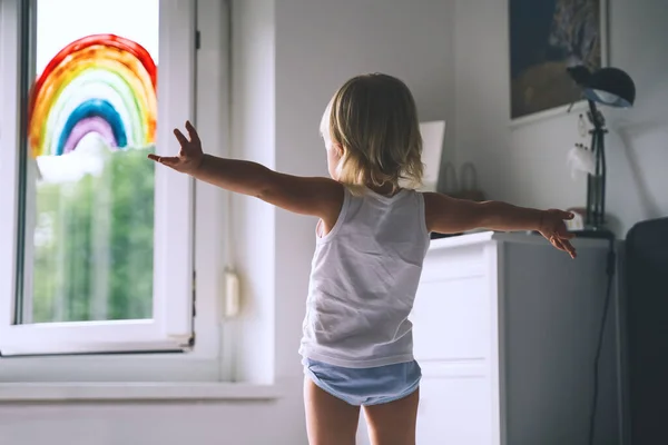 Linda Niña Que Divierte Saltando Cama Fondo Ventana Con Arco —  Fotos de Stock