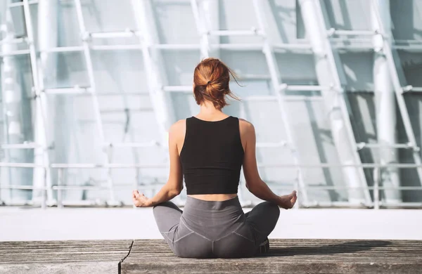 Yoga Meditação Cidade Moderna Visão Traseira Mulher Meditando Fazendo Exercícios — Fotografia de Stock