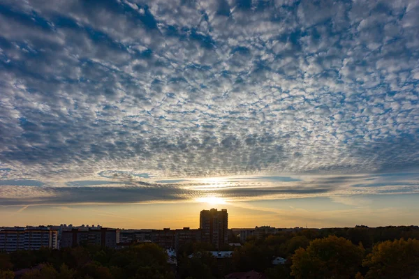 Aube colorée au-dessus de la ville, beaux nuages dans le ciel — Photo