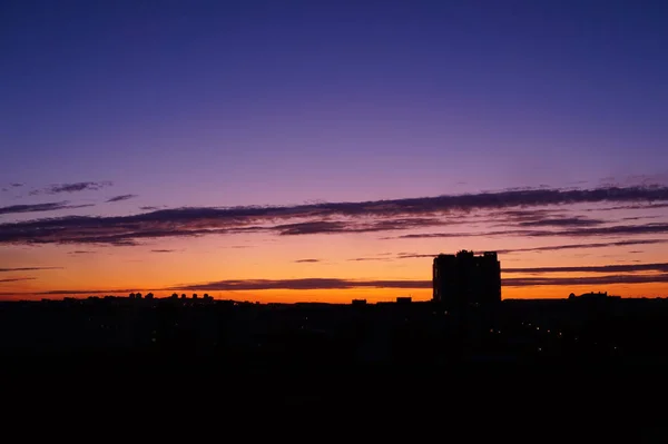 Colorido amanecer sobre la ciudad, hermosas nubes en el cielo — Foto de Stock