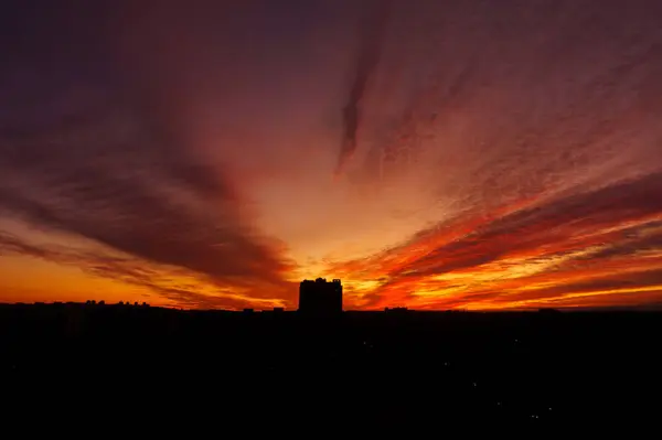 Colorido amanecer sobre la ciudad, hermosas nubes en el cielo — Foto de Stock