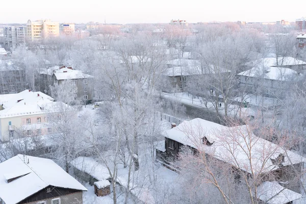 Seasonal, winter theme: snowy, frosty city, streets, houses, trees and road — Stock Photo, Image