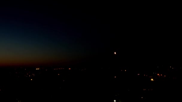 Időjárási felvételek: panoráma a városra, holdkelte hajnalban — Stock videók