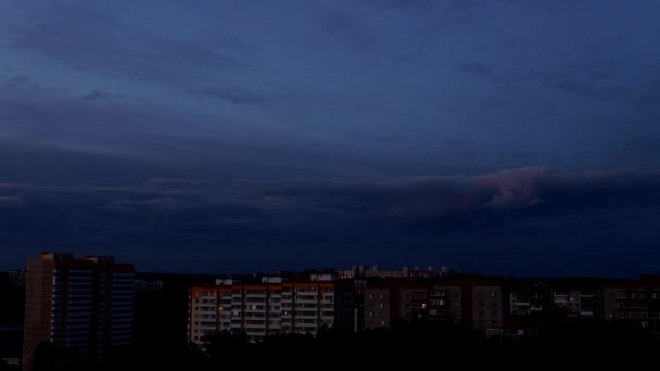 Timelapse: panorama sulla città, al tramonto le nuvole si muovono in direzioni opposte — Video Stock