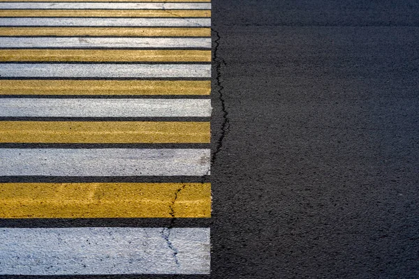 Przejście. Żółto-białe przejście dla pieszych zebra i pęknięcie na drodze z miejsca kopiowania — Zdjęcie stockowe