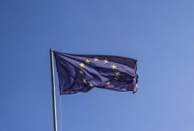 Mavi gökyüzünde bir Avrupa bayrağı