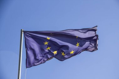 Mavi gökyüzünde bir Avrupa bayrağı