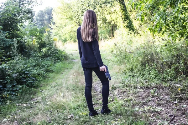 Ein Mädchen Schwarz Mit Einem Gewehr Der Natur Agenten Lange — Stockfoto