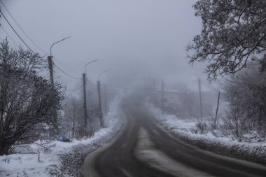 Sise giden bir kış yolu
