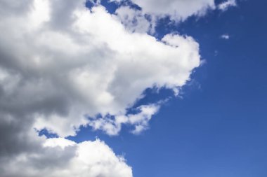 Mavi gökyüzünde bir bulut