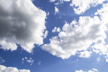 Mavi gökyüzünde bir bulut