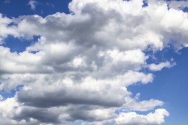 Mavi gökyüzünde bir bulut