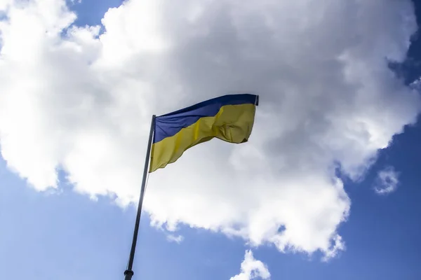 蓝色天空中的乌克兰国旗 — 图库照片