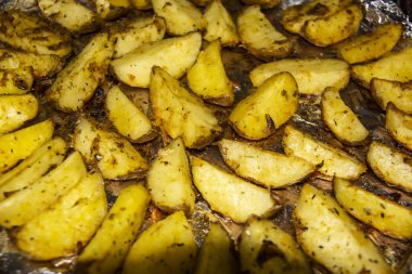 Fırında patates kızartması. Fırında patates. Patates köylüsü. Baharatlı patates. Folyoda patatesler.