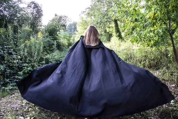 Una Chica Con Una Capa Negra Sobre Naturaleza Una Chica —  Fotos de Stock