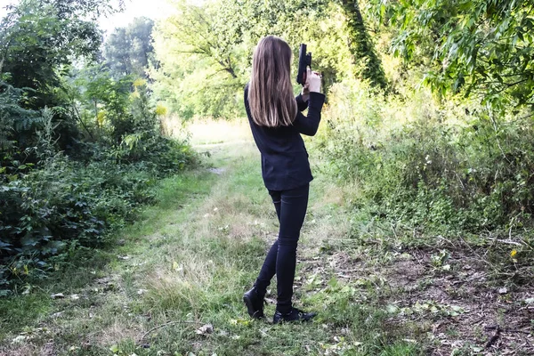 Ein Mädchen Schwarz Mit Einem Gewehr Der Natur Agenten Lange — Stockfoto