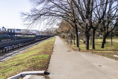 Sumy Meydanı. Parktaki yol. Ukrayna