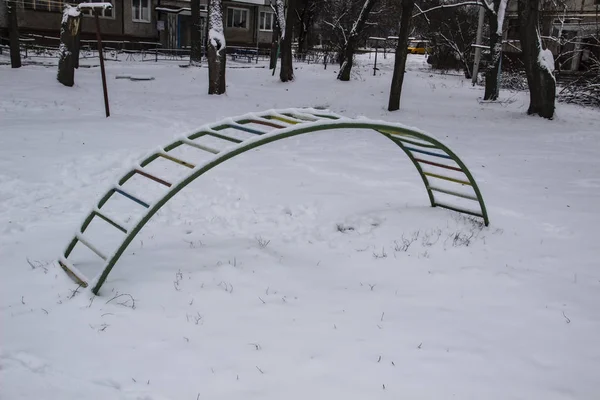 Ein Spielplatz Für Kinder Unter Schnee — Stockfoto