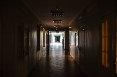 Hastanenin karanlık koridoru. Pencerelerden gelen ışıkla dolu uzun ve korkunç bir koridor. Korkutucu..