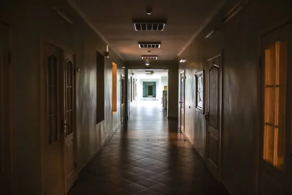 Σκοτεινός Διάδρομος Στο Νοσοκομείο Ένας Μακρύς Τρομερός Διάδρομος Φως Από — Φωτογραφία Αρχείου