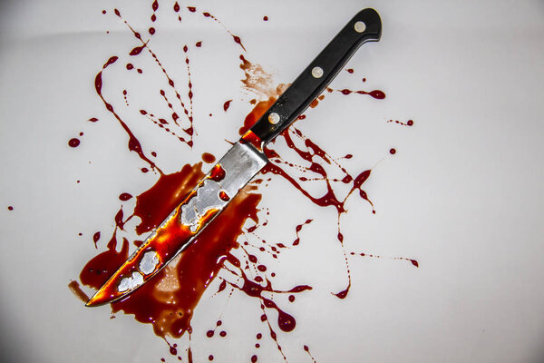 A blood spatter. The knife with blood.