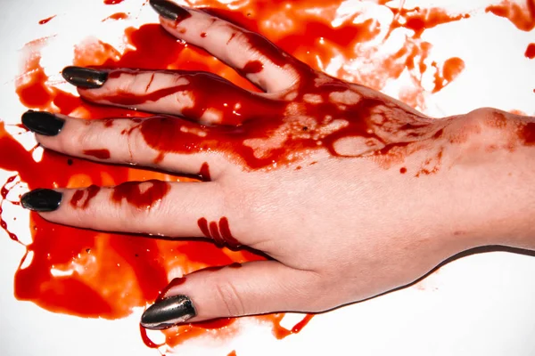 Uma Mão Feminina Sangue Uma Manicure Preta Sangue Redor Fundo — Fotografia de Stock
