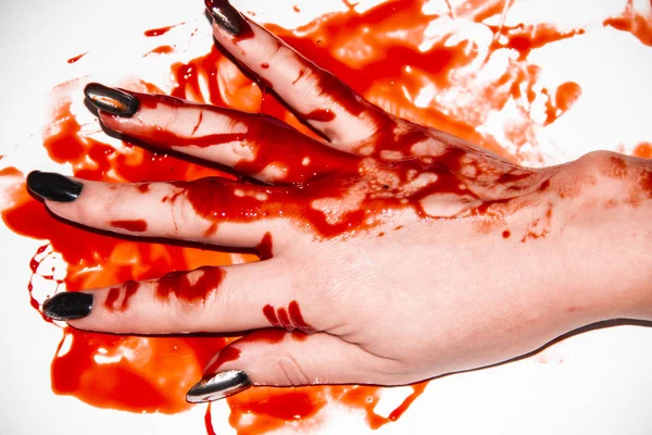 Una Mano Femenina Sangre Una Manicura Negra Sangre Ronda Fondo — Foto de Stock