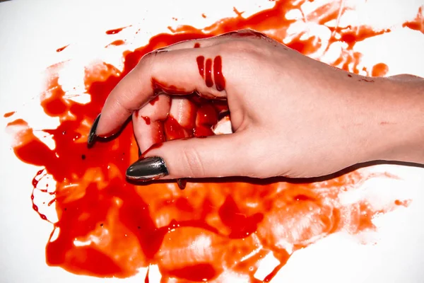 Eine Weibliche Hand Blut Eine Schwarze Maniküre Und Das Blut — Stockfoto