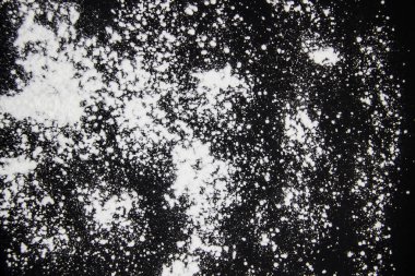 Üzerinde beyaz toz olan siyah arkaplan. Siyah arka planda bir tehlike Kokaini